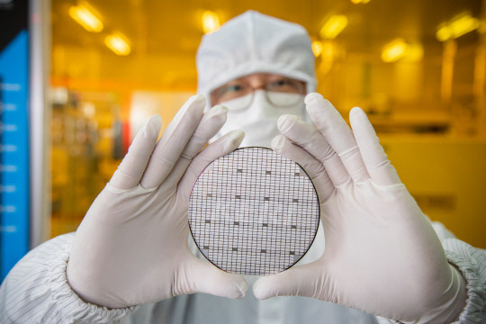 전기연이 개발한 '전기차용 SiC 전력반도체'로 트렌치 모스펫 기술을 적용해 반도체 칩 크기를 10% 이상 줄일 수 있다. 전기연 제공